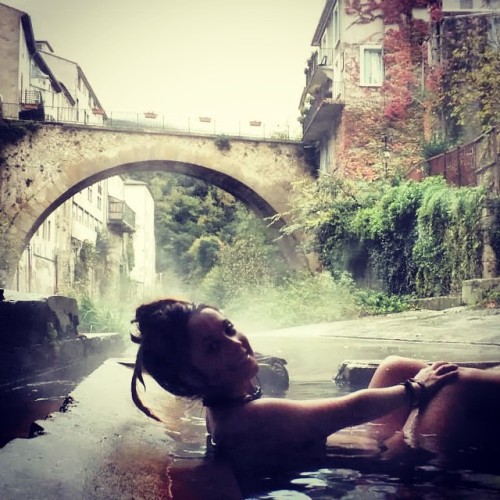 soakingspirit:  One of the few non-commercial hot springs left in Europe:  ATARAXIA :)!!! #CarpeDiem #AguasTermales #Placeres #Ataraxia #autumm #beautiful #renneslesbains   source 