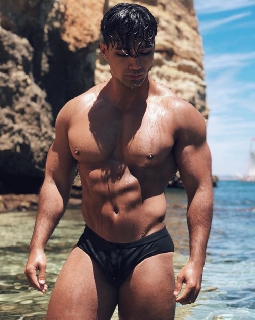 keepemgrowin: musclehunkymen: Sexy summer muscle bod! “Okay, boys, here I am… big muscl