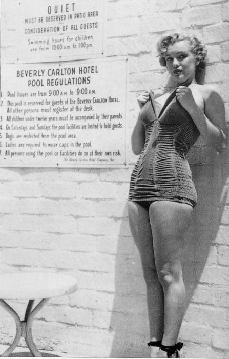 twixnmix:  Marilyn Monroe poolside at The Beverly Carlton Hotel, 1951.  Photos by