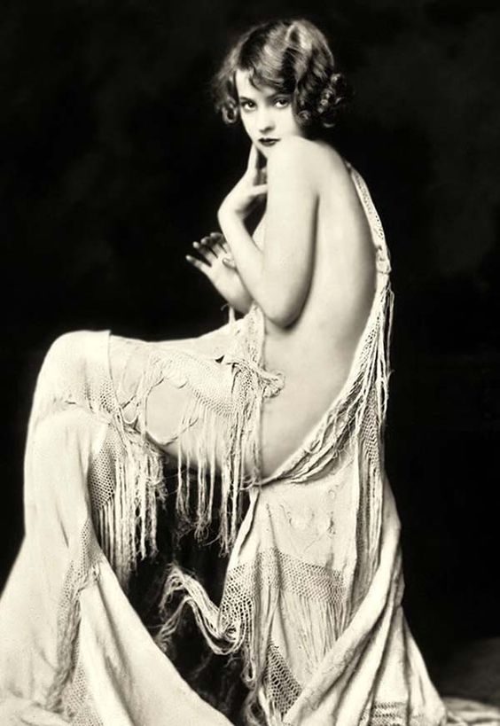 bellalagosa:  Lilian BondZiegfeld Follies  (1920s)Photo By: Alfred Cheney Johnston