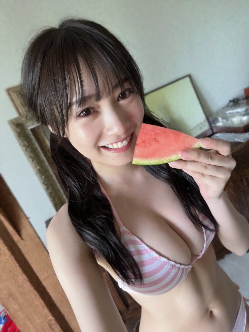 soimort:横野すみれ - Twitter - Sat 03 Sep 2022  メロンよりスイカ派🍉！ #ヤングアニマルすーI’m more of a watermelon person than a melon person🍉! #Young Animal Suu 