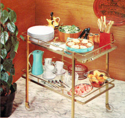 danismm:    Vintage Tablescapes     Knowing