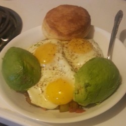 #breakfast bowl #foodporn #bacon #homefries w/ #Chipotle #tomatoes &amp; onions also #fried #sunny side up #eggs and #avocado. I will not be hungry in the middle of my test.