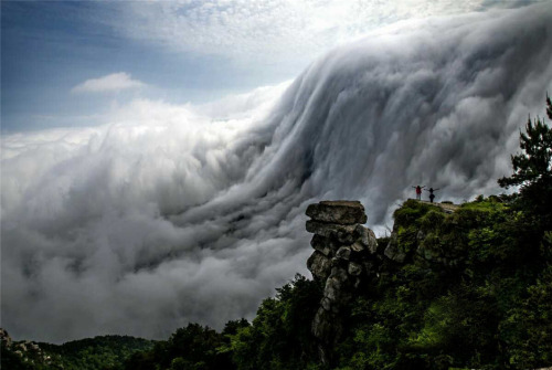 fuckyeahchinesefashion:  After a rainstorm in June, the cloud above Mount Lu庐山 looks like huge waterfall. 李松溪