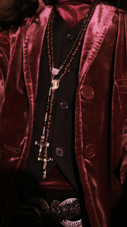 Velvet ✅Silver ✅Rosaries ✅Leather ✅Silk ✅This is either a top notch Goth or a glam pirate. I can’t s