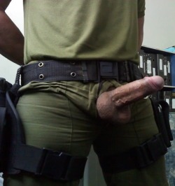 commandolover:  Hot men don’t wear undies: hot men go commando!  http://commandolover.tumblr.com/