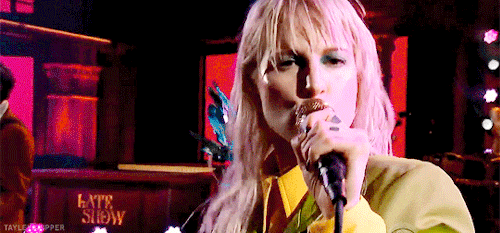tayleyshipper:  Paramore Performs ‘Rose-Colored Boy’.