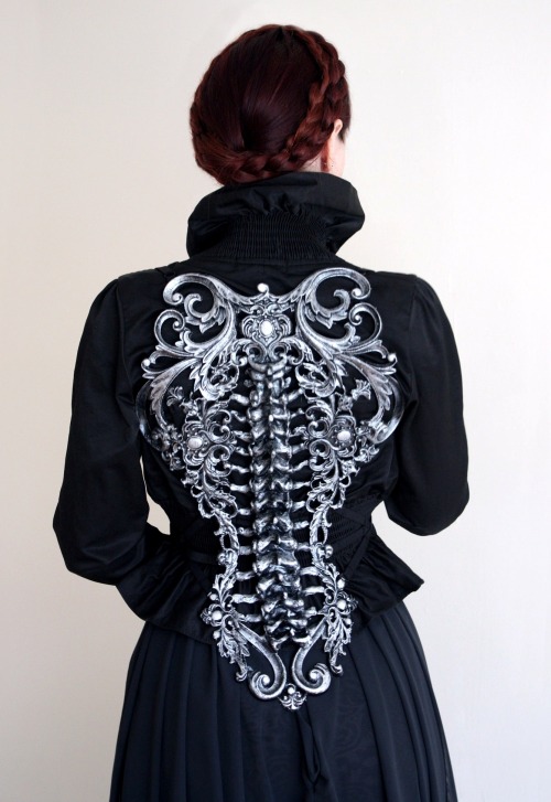 elodieunderglass: sosuperawesome:  Filigree Armor Accessories  Aconite Creations on Etsy     I feel like wearing some of these would align your sinning back into astrally good posture. Posture with consequences.  