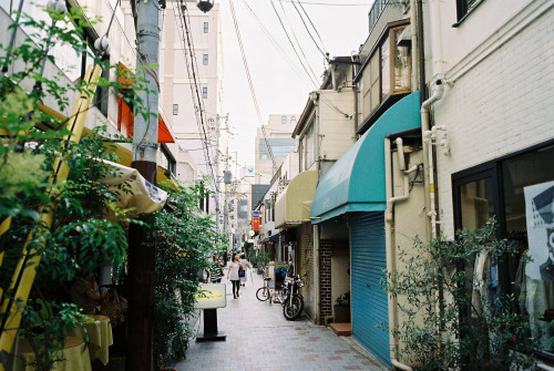 道端 by INVISIBLE AVia Flickr:CONTAX G2+Carl Zeiss Biogon T* 2.8/28 KODAK GOLD 100