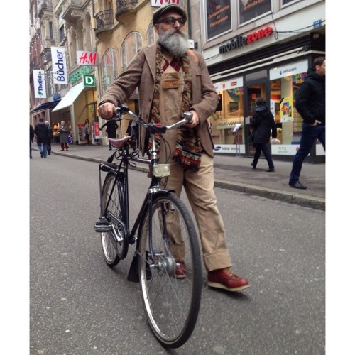 In Basel with Velo - streetshoots by @lookatpalacios #geroldbrenner #menfashion #streetshoot #street