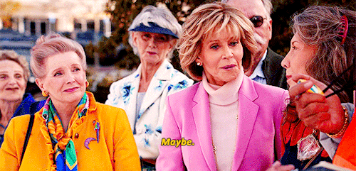 bensonstablers:Grace and Frankie | 5x04: The Crosswalk