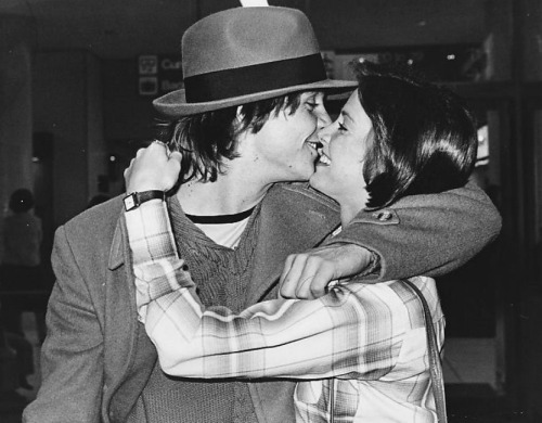 jady2007:https://www.facebook.com/itsmarkhamill/Mark and Marilou at LA airport, January 1978Okay, lo