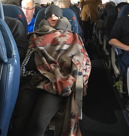 pearlfection:I’d cry-laugh if I was sitting next to Pearl on a plane looking like this.