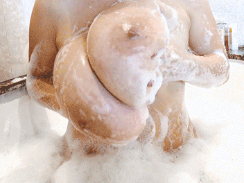 opaunke:  damilfs:It’s a Milena Velba bubble bath  Mit ihr würde ich gerne mal