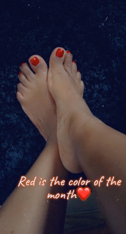 kinkysista6969:Thick Thighs Thursday Got my fingernails sharpened and my toenails are sparking!!  Red is the color of the month ❤️❤️❤️ 😍❤️😍❤️😍❤️😍❤️