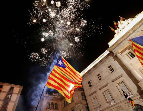useless-catalanfacts:  27.10.2017: Catalonia declares independence as Catalan citizens celebrate it 