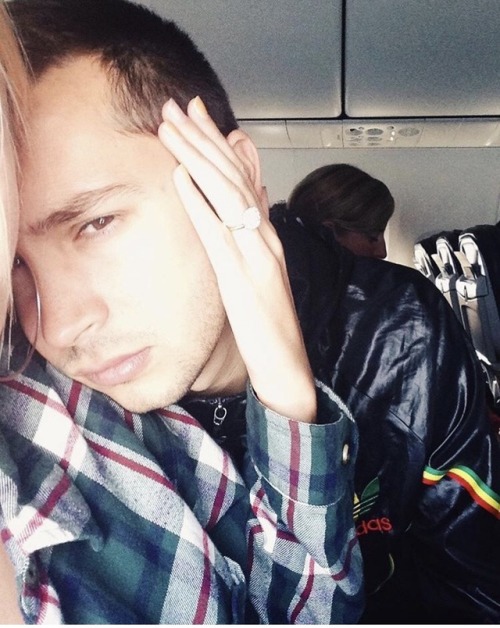 twenyonepilots:Working on new music mid flight.
