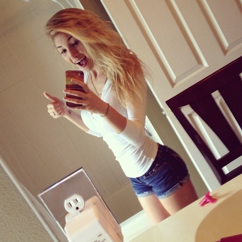 shortshortss:  Sexy Anna Faith in tight short shorts 