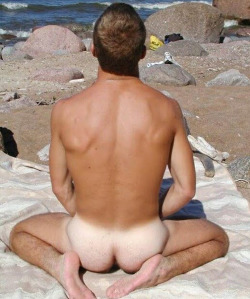 guyzbeach:  Follow Guyzbeach, a collection of natural men naked at the beach !