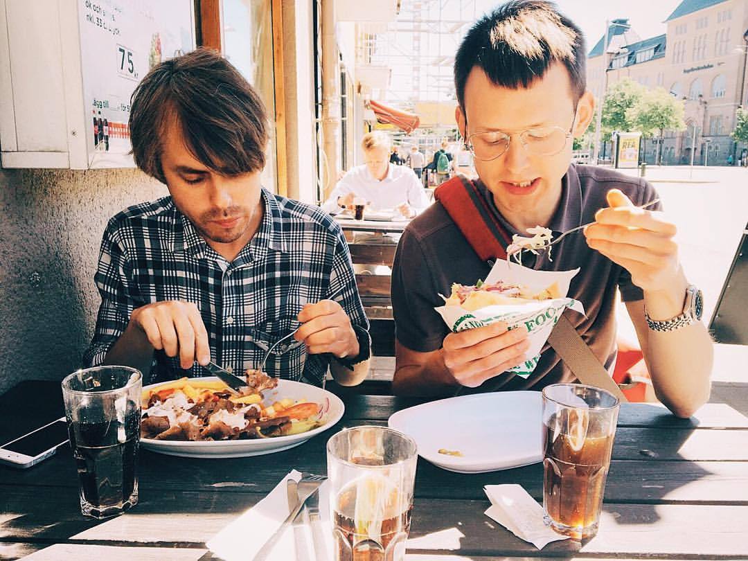 Exjobbet redovisat och ser vi här sista kebablunchen på KTH med gänget? Många härliga kebabtallrikar har det blivit med @perengb och @mlinder sedan 2007! (på/i Kebab Kitchen)