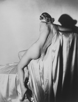 contemporaindufutur:   Horst P. Horst - Lisa on Silk - Gravure                                              