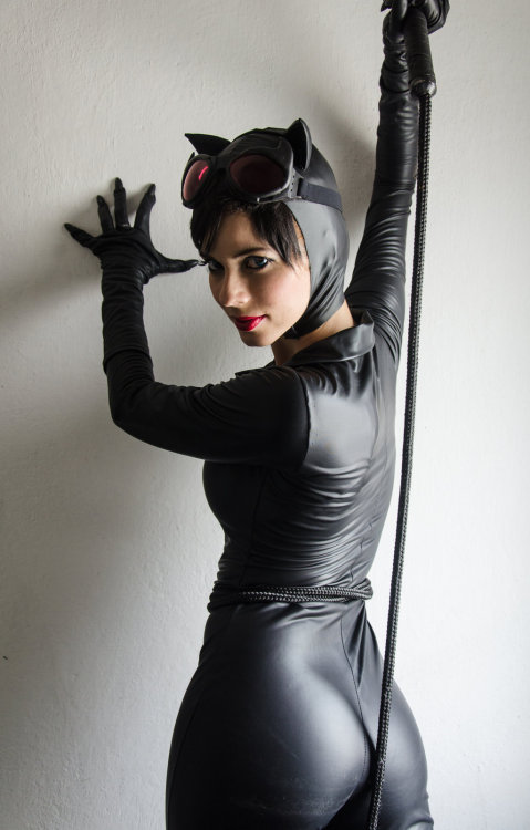 cosplayandgeekstuff:  Mel Rayzel (Brazil) as Catwoman.Photos by: E’Duarte  