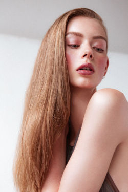 thebeautymodel:  Lauren de Graaf by Tom Newton for Into the Gloss. Makeup: Gerogi Sandev Hair: Gonn Kinoshita 