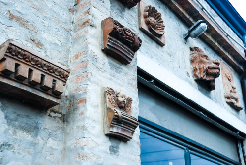 laviedejass:Took a walk down the street from our apartment and fell in love with the little details 