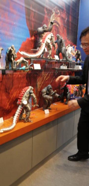 little-godzilla: astoundingbeyondbelief: Godzilla vs. Kong toys at what I’m told is an expo in