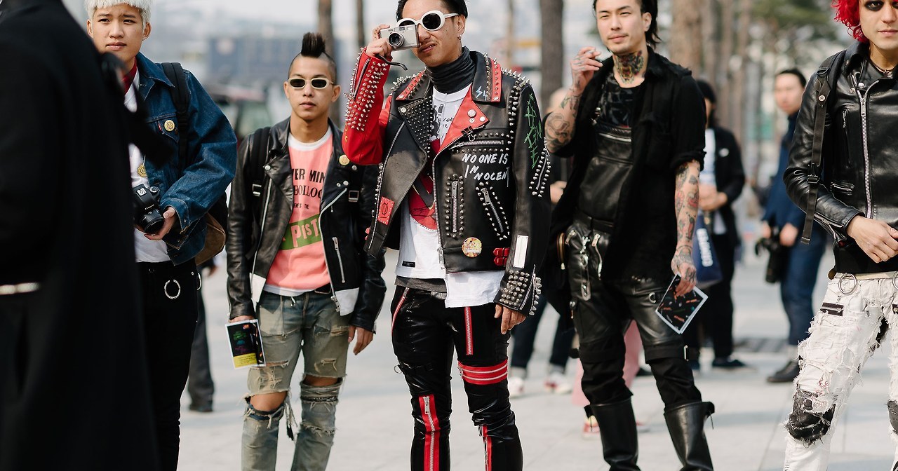See the best street style from Seoul Fashion Week: here.