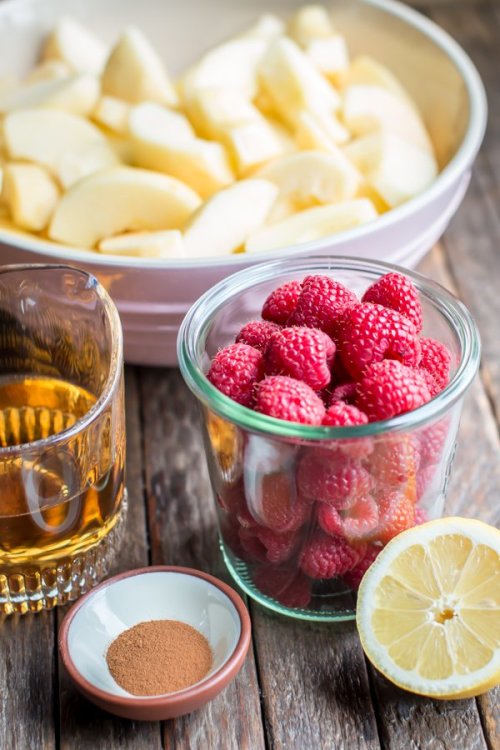 foodffs:  SLOW COOKER CINNAMON RASPBERRY APPLESAUCEFollow for recipesGet your FoodFfs stuff here