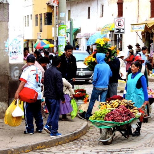 Compradores y vendedores, Calle Nueva cerca del Mercado San Pedro, Cuzco, 2017.