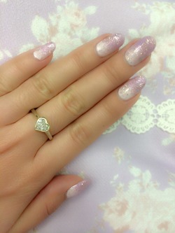 emiii-chan:  This week’s nails - matching with my Liz Lisa jumper skirt[☆ simple glitter gradient tutorial here] 