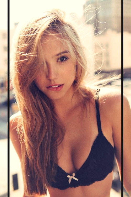 alexisrenunited:Have any questions? Dm me!Alexis Ren