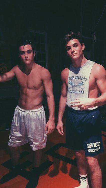 famous-male-celeb-naked:  Dolan Twin (This maybe Grayson Dolan dick😋)😍