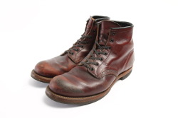 red-wing-shoes-taiwan:  Red Wing - Classic Dress, Beckman Boot, Round Toe #9011 in Black Cherry “Featherstone” Leather. 此鞋款是以Red Wing Shoe Company創始人Charles Beckman的姓氏為名。經典的外型與公司於20世紀初的鞋款設計相同。在那一個年代，工作靴大底亦是使用皮革製作，與今日的禮服鞋相似。且當時的日常及正式穿著也多是帶有筒高的靴款，所以Beckman