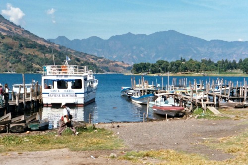 Puerto con el barco turístico y barcos de pesca, Santiago Atitlan, Guatemala, 2000.