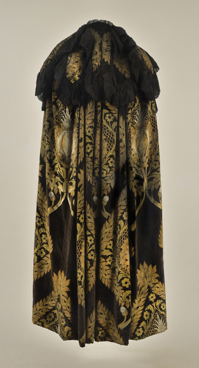 fripperiesandfobs:Maria Gallenga cape, 1922From Whitaker Auctions