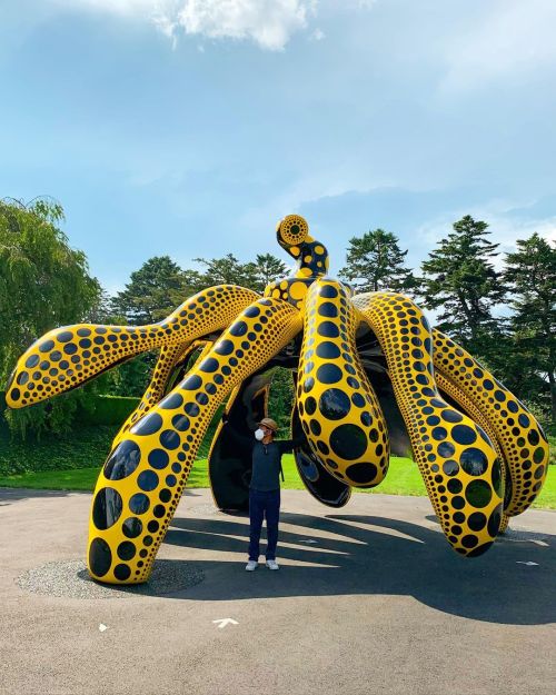 Escultura en forma de calabaza-pulpo gigante, de Yayoi Kusama en el New York Botanical Garden. Su ar