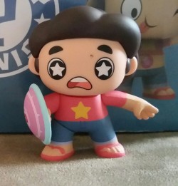 Eleventh figure is Steven with a shield!