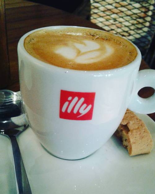 #holaviernes #coffee #cantuccini #illy #coffeeheaven