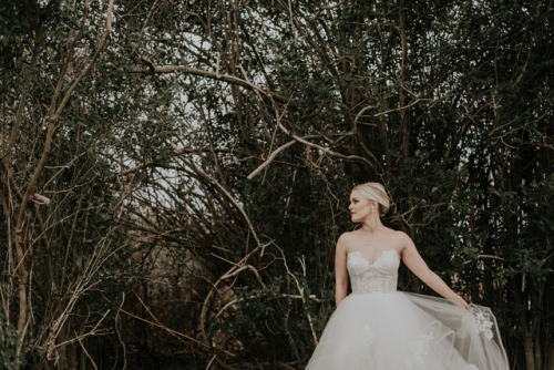 tfw when ur wedding photographer really understands the “haunted wedding” aesthetic