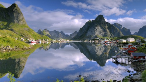 fritzybeat:  I just found my new favorite place on planet earth.Reine, Norway.  Oh wow <3