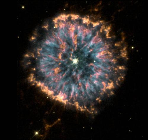 universe&ndash;stuff:The Glowing Eye Nebula, NGC 6571This is a planetary nebula, a structure made fr