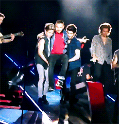yziam:  zayn and niall carrying liam onto the stage. + 
