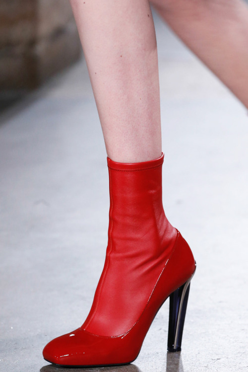  >> Alexander McQueen Fall/Winter 2015 RTW Collection. >> More McQueen heels here. 