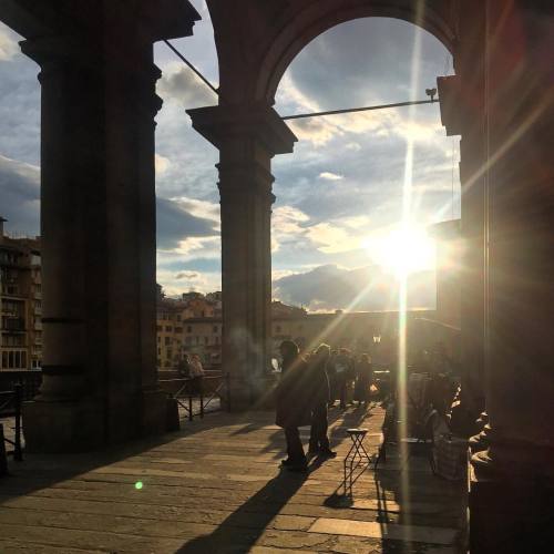 That moment when the sun, lights up the shadows.#pontevecchio #bluesky #sky #light #sun #lights #s