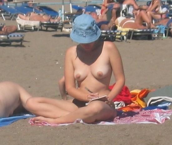 girlsbeach:  More hot beach girls at http://girlsbeach.tumblr.com/