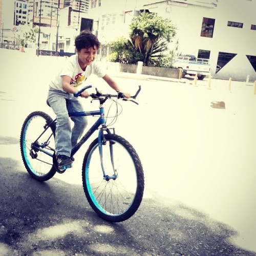 samd3pechocha: Mini :3 #bike #bicycle #brother #littlebrother #blue #morning #fun #havingfun #workou