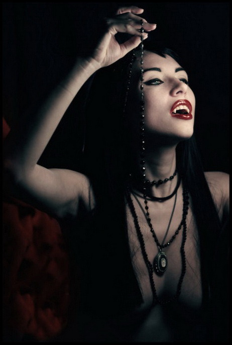 dark-beauties:  Dark beauty http://dark-beauties.tumblr.com/